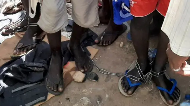 Bari bamaze iminsi bigaragambya ndetse bagerageza gusohoka kandi baboshye