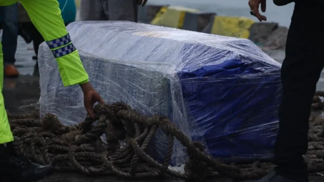 Peti jenazah Yasinta dan Sesilia tiba di Pelabuhan Ende.