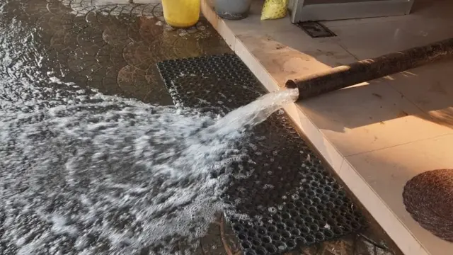 கேரளாவில் வீட்டு குழாயில் வந்த மதுபானம் - என்ன காரணம் தெரியுமா?