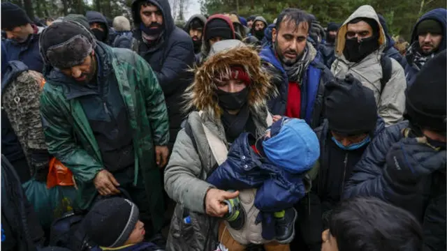 مهاجرون يتجمعون بالقرب من معبر بروزغي-كوزنيتشا الحدودي المغلق بين بيلاروسيا وبولندا على أمل السماح لهم بالعبور.