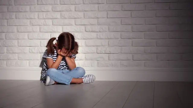 Niña sola llorando.