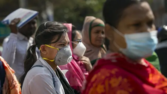 বাংলাদেশে ঢাকায় অনেকেই ঘরের বাইরে মুখোশ পরছেন