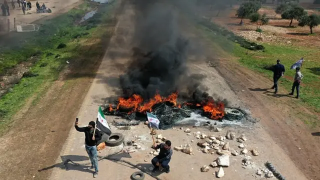 M4 karayolu üzerinde ateş yakıldı