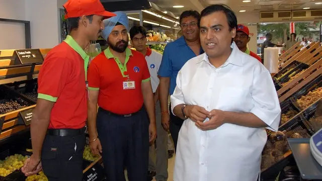 રિલાયંસ માર્ટમાં કર્મચારીઓની વચ્ચે મુકેશ અંબાણી