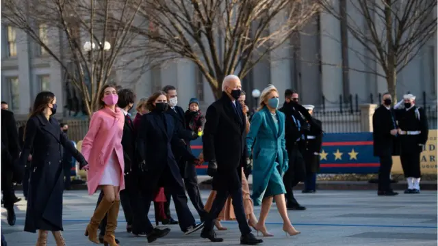 পেনসিলভেনিয়া এভিনিউ হয়ে হেঁটে হোয়াইট হাউসে যান প্রেসিডেন্ট বাইডেন ও ফার্স্ট লেডি।