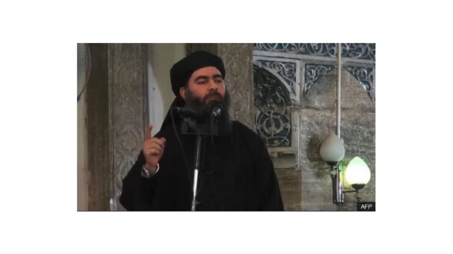 Abu Bakr al-Baghdadi ဟာ ထွက်ပြေးနေရင်း ဆီးရီးယားနိုင်ငံထဲက လိုဏ်ခေါင်းတစ်ခုထဲမှာ သူ့ရဲ့အသေခံ ဗုံးခွဲအင်္ကျီကို ဖောက်ခွဲသတ်သေသွားတာလို့ အမေရိကန်သမ္မတ ဒေါ်နယ်ထရမ့်က အတည်ပြုထား