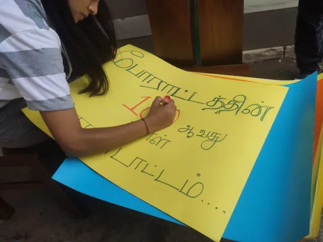 காலி முகத்திடலில் போராட்டக்குழுவினர்