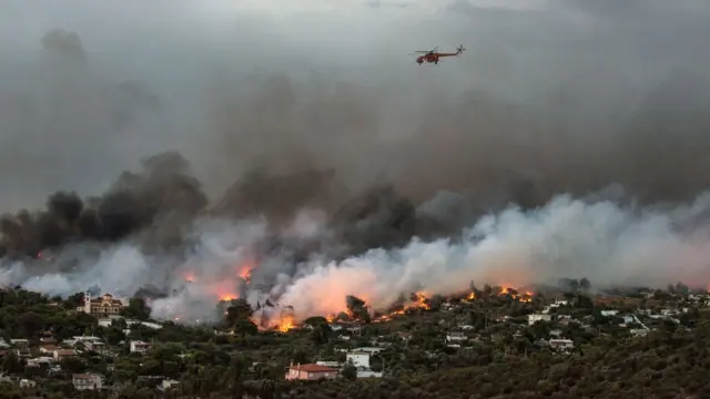 మంటలను ఆర్పేందుకు ప్రయత్నిస్తున్న హెలీకాప్టర్