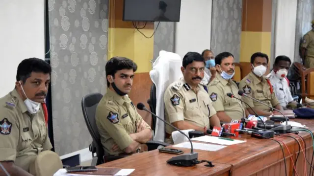 పత్రికా సమావేశం నిర్వహిస్తున్న పోలీసులు