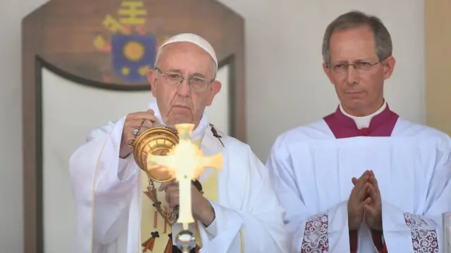 Pope Francis oversees Mass in Dhaka