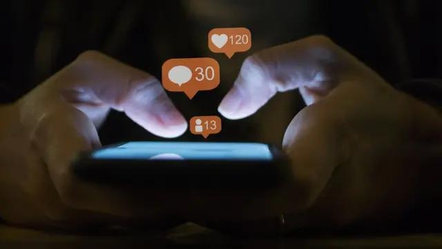 Hombre usando celular