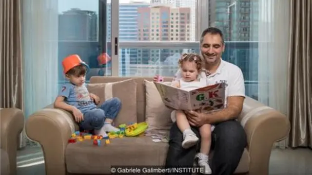 Fouad Kuyali đọc cho các con mình,Mazen và Julie, tại nhà ở Dubai, nơi anh chuyển đến từ Aleppo, Syria