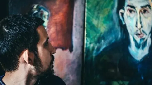 చిత్రంలో వ్యక్తి కళ్లలోకి చూస్తున్న యువకుడు