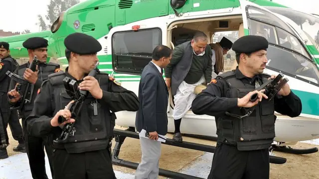 समाजवादी पार्टी के प्रमुख मुलायम सिंह यादव 8 जनवरी, 2012 को बाराबंकी में पार्टी की रैली में भाग लेने के लिए हेलिकॉप्टर से उतरते हुए. साल 2014 में मुलायम ने आज़मगढ़ और मैनपुरी दोनों जगह से लोकसभा चुनाव लड़ा और जीता भी.