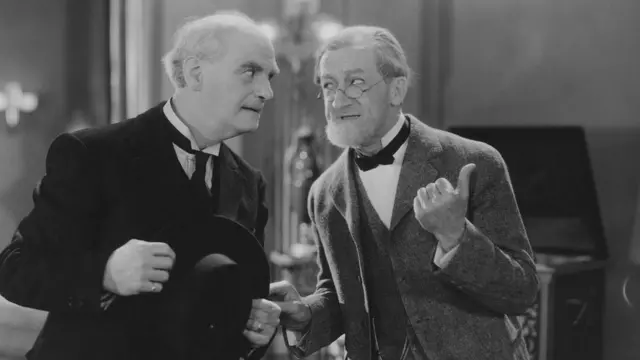 Dos hombres mayores en una comedia de televisión en blanco y negro