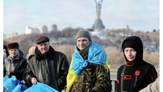 Учасники акції символічно об'єднали береги столиці до річниці злуки УНР і ЗУНР у Соборну Україну