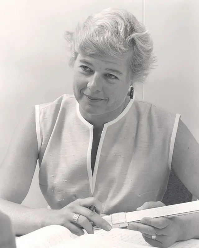 Virginia Norwood con una regla de cálculo