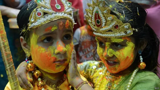 રાધા અને કૃષ્ણના વેશમાં બે બાળકો