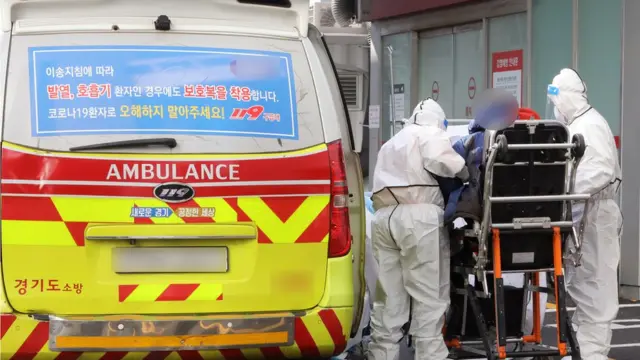 방역당국 관계자들이 2일 오미크론 변이 확진자가 치료 중인 것으로 알려진 인천시의 한 병원 음압치료병상 출입구에서 코로나19 환자를 옮기고 있다