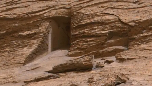 ภาพนี้มาจากการใช้คอมพิวเตอร์ซูมเข้าดูรายละเอียดในระยะใกล้ ทำให้ "ประตู" ดูเหมือนมีขนาดใหญ่