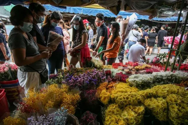 بوسه با ماسک؛ تصویر متفاوت ولنتاین در جهان