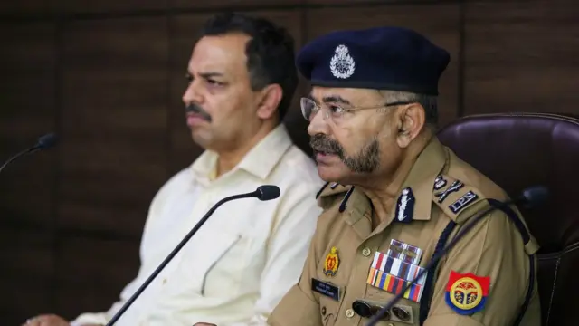 एडीजी क़ानून-व्यवस्था प्रशांत कुमार और एडीजी एसटीएफ अमिताभ यश एनकाउंटर का विवरण देते हुए