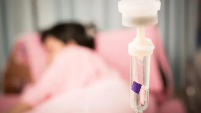 Mujer recibiendo quimioterapia