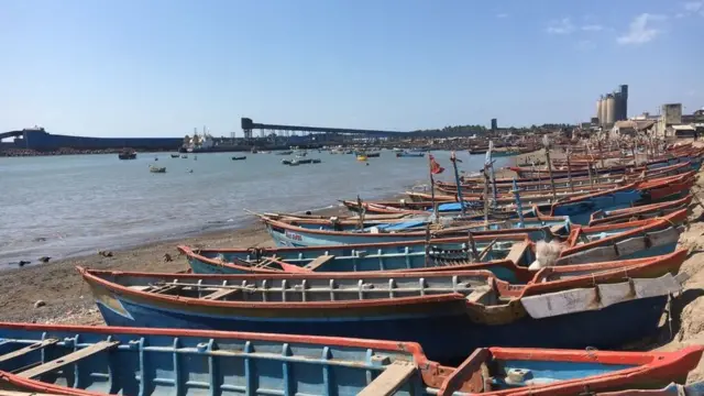 દરિયાકિનારે હોડીઓ