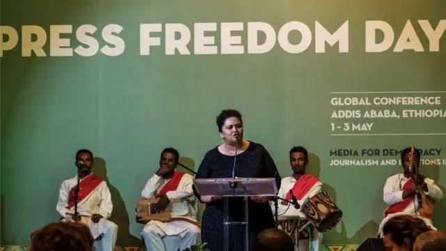 ኣባል ትረስት ሚዲያ ናሚቢያ ዞ ቲቱስ፡ ኣብ መዓልቲ ነዓፍነት ፕረስ ኣብ ኣዲስ ኣበባ ኣብ ዝተኻየደ መድረክ ተረኺባ