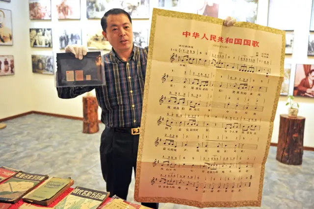 遼寧瀋陽民間收藏家詹洪閣展示展示其收藏的關於《義勇軍進行曲》的最小藏品和最大藏品（中新社圖片11/5/2015）