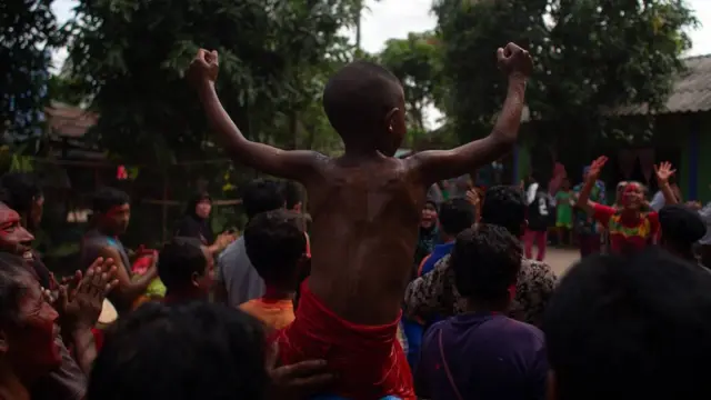 การแห่รอบหมู่บ้านก่อนเข้าสุหนัต ช่วยสร้างความสนุกสนานให้กับเด็ก