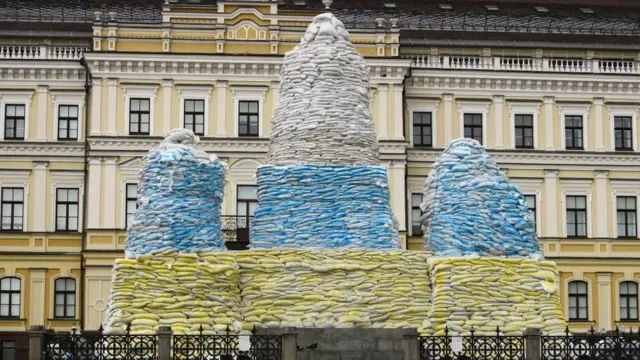 યુક્રેન દ્વારા સ્મારકોને રેતી ભરેલા કોથળા દ્વારા ઢાંકવામાં આવ્યા છે.