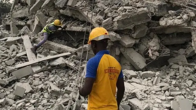 LASEMA officials wey dey on ground dey find man wey dey inside di rumble.