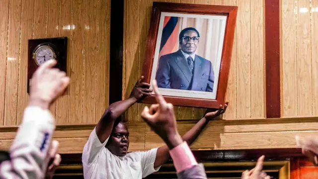 Retiran el cuadro de Mugabe.