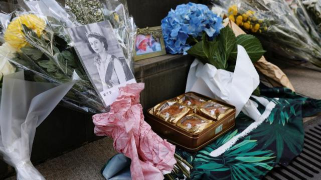 英国驻香港总领事馆外市民留下黄菊与月饼祭奠英女王伊丽莎白二世（9/9/2022）