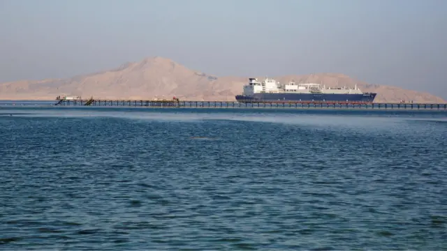 سفينة تجارية تبحر في خليج العقبة