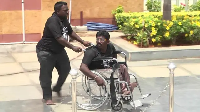 இரு சக்கர வாகனத்தில் மாற்றுத்திறனாளி