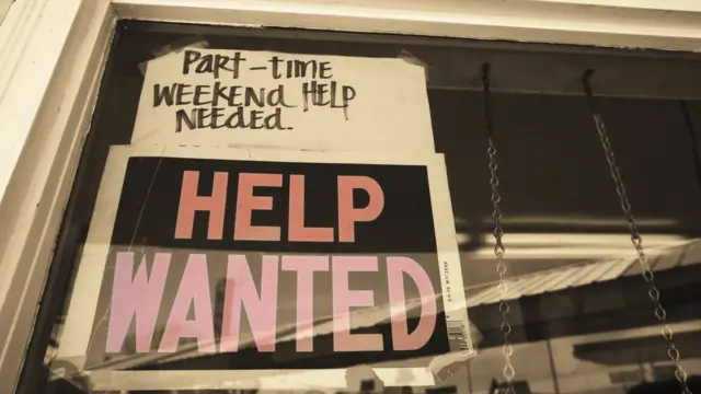 Объявление в витрине о работе на полставки