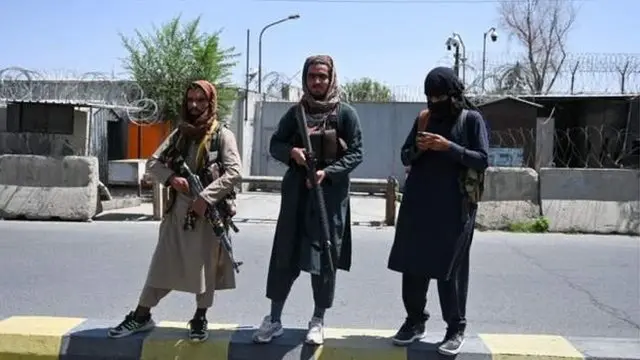 Кобул кўчаларидаги Толибон жангарилари