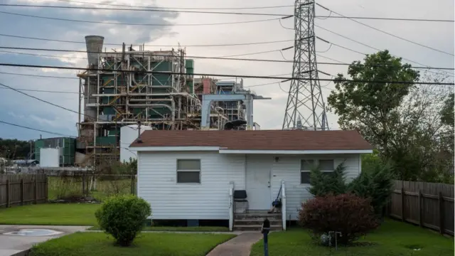 Una casa al lado de una instalación industrial