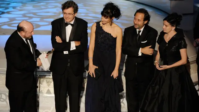 El momento en el que parte del elenco y el director de "El secreto de sus ojos" recibe la estatuilla del Oscar.