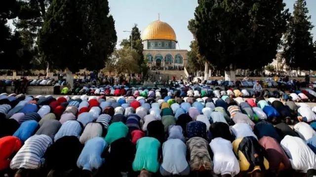 Палестинцы-мусульмане молятся на Храмовой горе