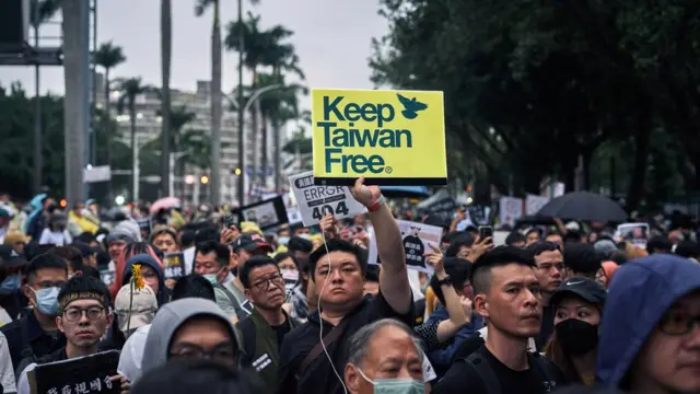 protesters outside legislative Yuan of Taiwan