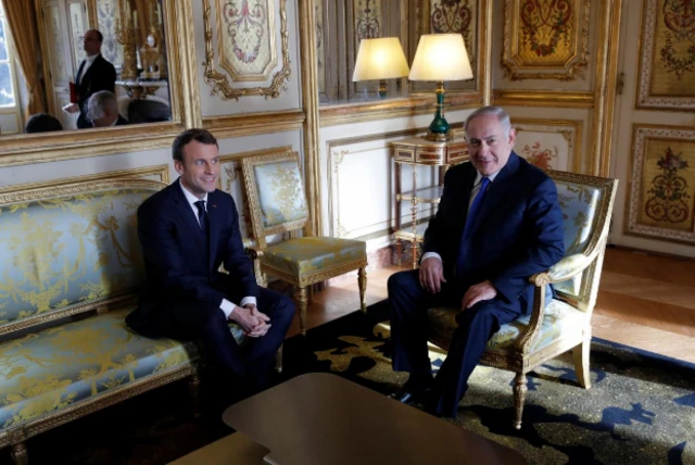 นายเบนจามิน เนทันยาฮู ผู้นำอิสราเอล (ขวา) เข้าพบหารือกับประธานาธิบดีฝรั่งเศสที่กรุงปารีส
