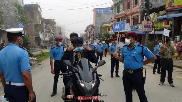 स्वास्थ्य मापदण्ड पालनामा सुरक्षाकर्मीहरूले कडिकडाउ गर्न थालेका छन्