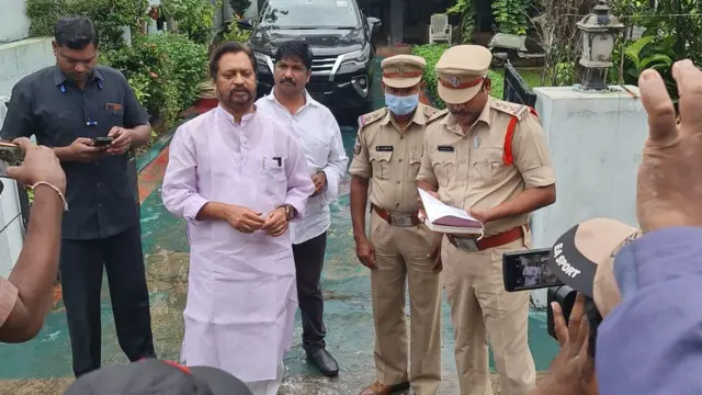 పోలీసులతో హర్షకుమార్