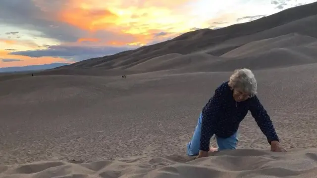 Joy Great Sand Dunes Ulusal Parkı ve Koruma Bölgesi'nde kumlardan yuvarlanıyor