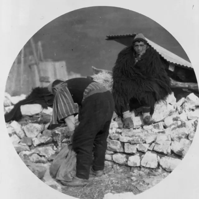 अल्बानिया में साल 1923 में आए भूकंप के बाद आम लोग