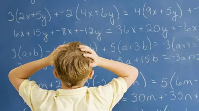 બાળક અને ગણિતના લખાણની તસવીર