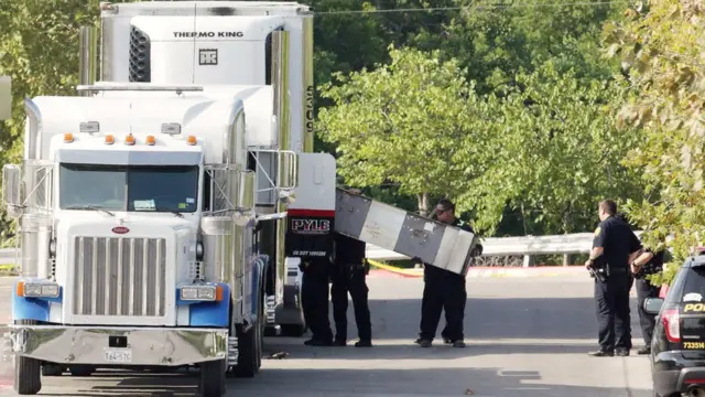 Camión registrado por policías.
